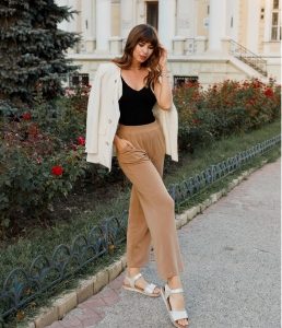 Pantalón palazzo beige